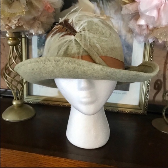 VINTAGE JUNIOR SEASONS 1960'S BEIGE WOOL AND FEATHER ACCENT HAT - Picture 3 of 10